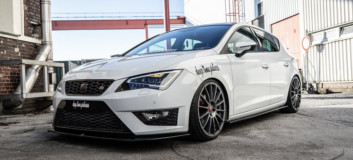 Seat Leon 5F in einem Industriegebiet