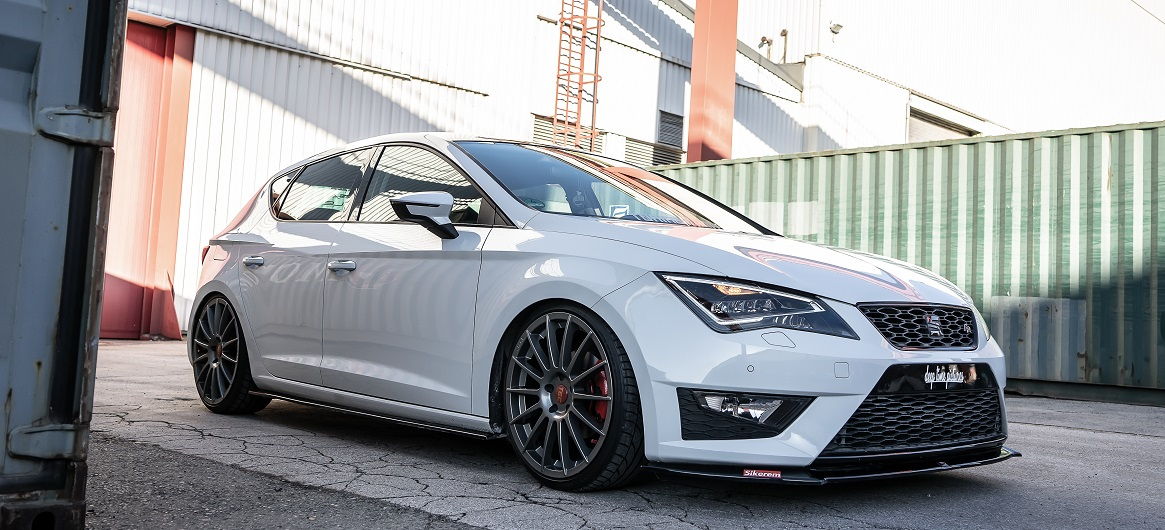Seat Leon 5F vor einem Schiffscontainer