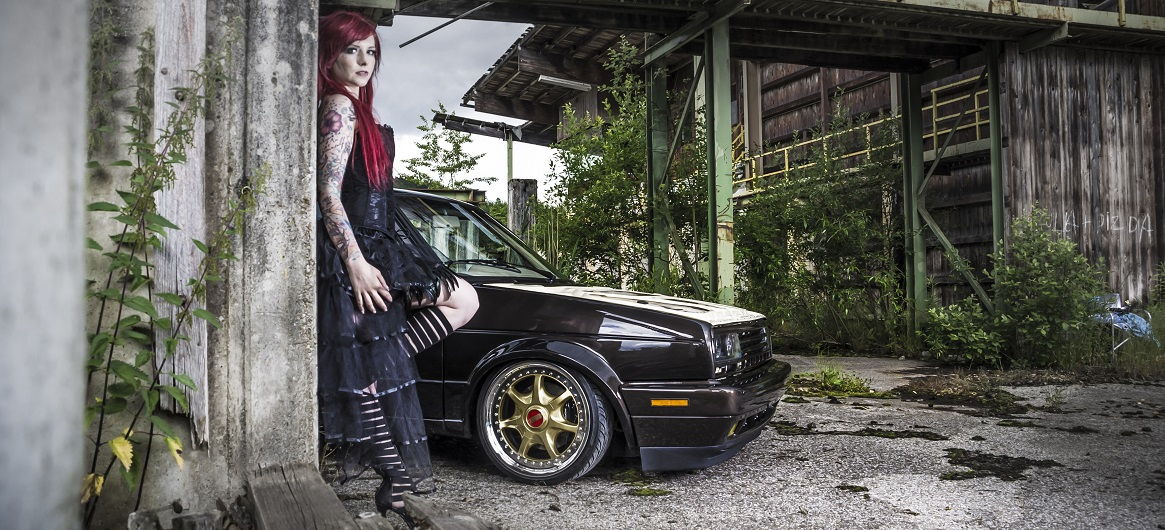 Yvonne mit dem VW Golf 2 welcher ein ap Gewindefahrwerk verbaut hat